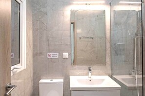 Dusche, Haartrockner, Handtücher, Shampoo