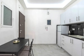 Refrigerador, microondas, parrilla de estufa y cafetera y tetera 