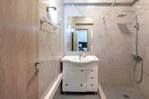 Dusche, Haartrockner, Handtücher