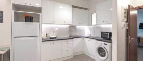 Réfrigérateur, micro-ondes, plaque de cuisson, cafetière/bouilloire