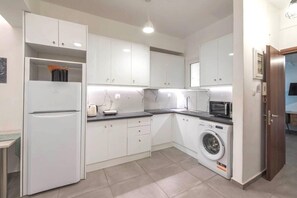 Geladeira, micro-ondas, cooktop, cafeteira/chaleira