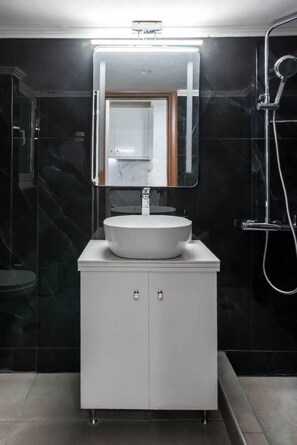 Douche, séchoir à cheveux, serviettes fournies