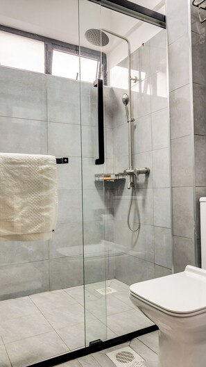 Serviettes fournies, papier de toilette