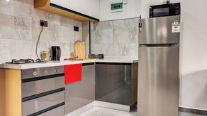 Kjøleskap, mikrobølgeovn, kokeplater og vannkoker