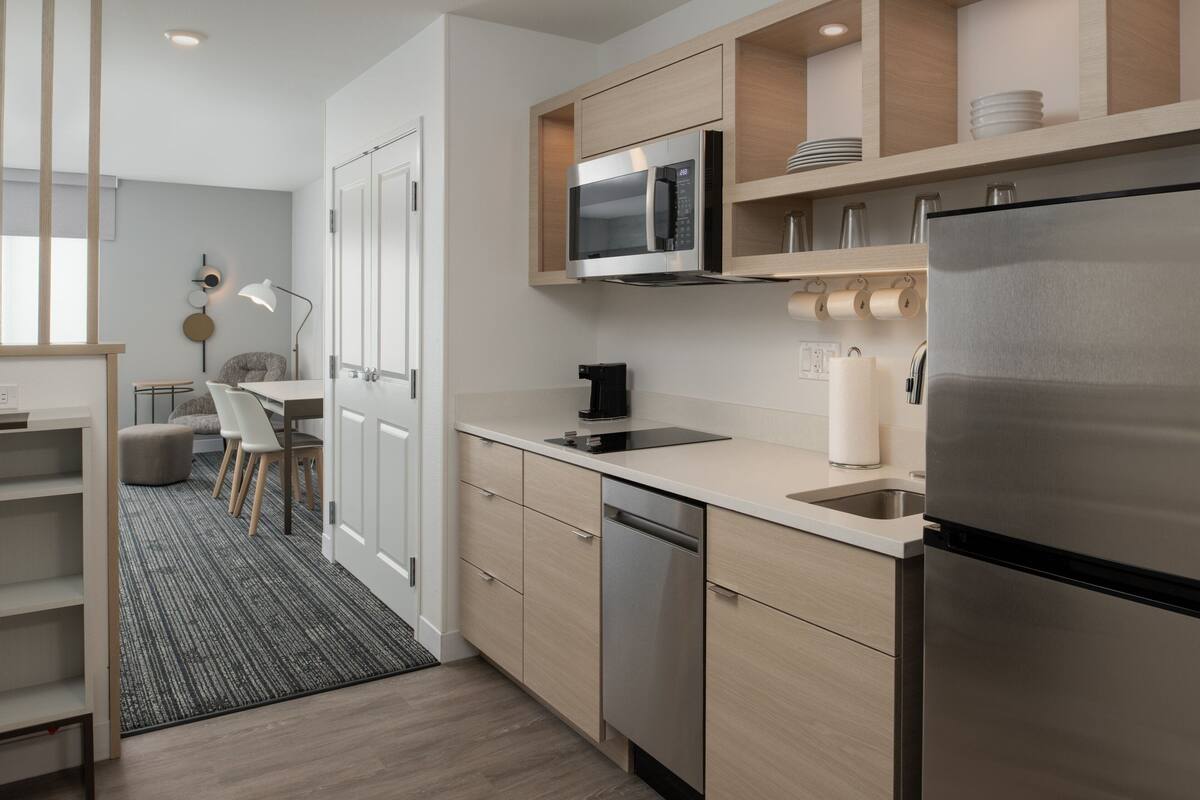 Studiosuite, 2 queensize-senger | Eget kjøkken