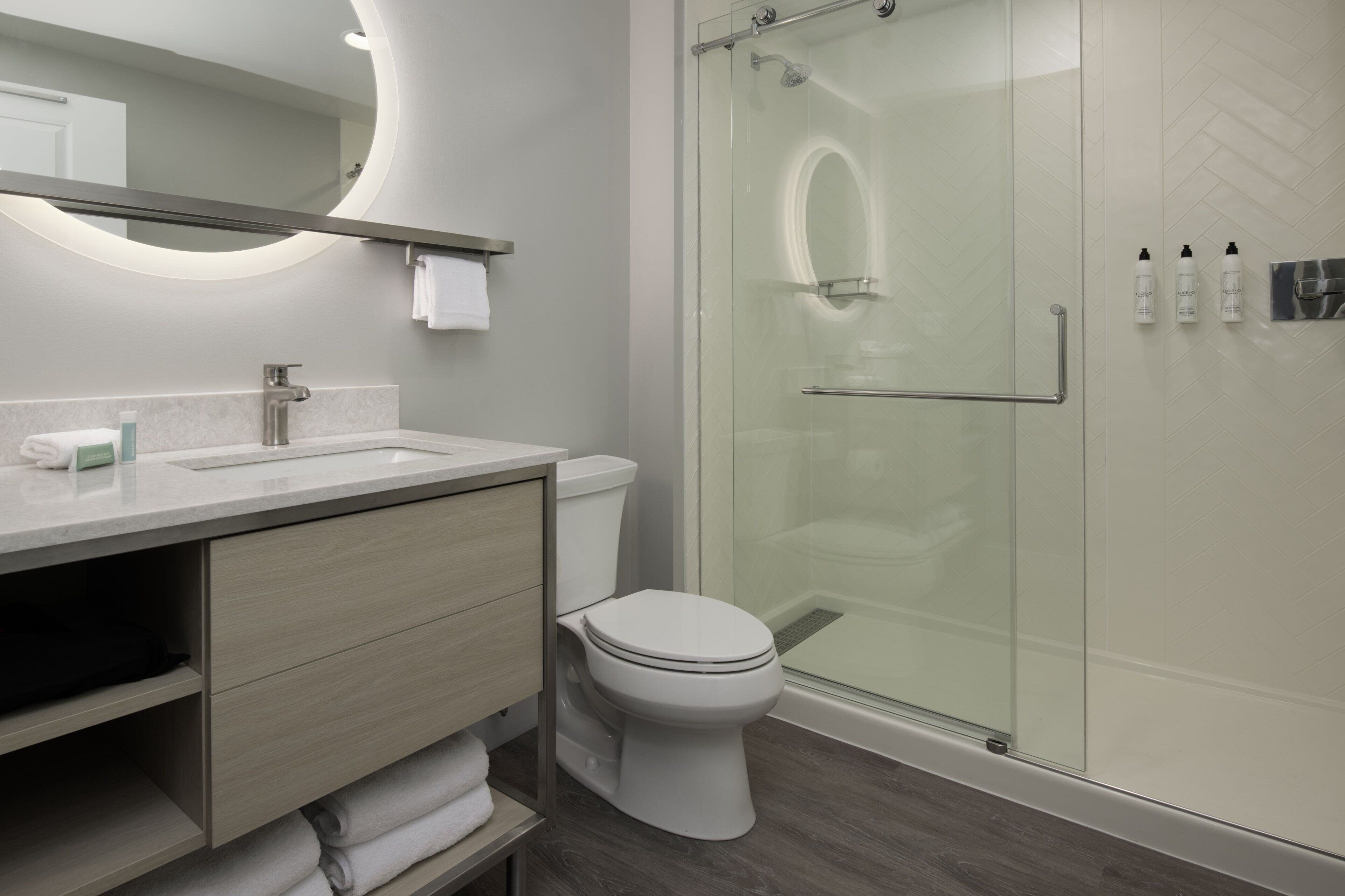 Ein modernes Badezimmer mit Toilette, Waschbecken und Dusche.
