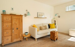 Una televisión, una chimenea, una mesa de tenis de mesa, libros