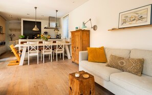 Tv, eldstad, ett bordtennisbord och böcker