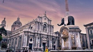 A historic building with classical architecture, a prominent statue, and a fountain. - GIORGIA'S HOUSE - VACATION HOME (Catania)