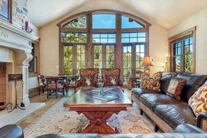 Téléviseur connecté, foyer, jeux vidéo, lecteur de DVD