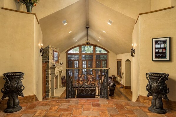 المنشأة من الداخل