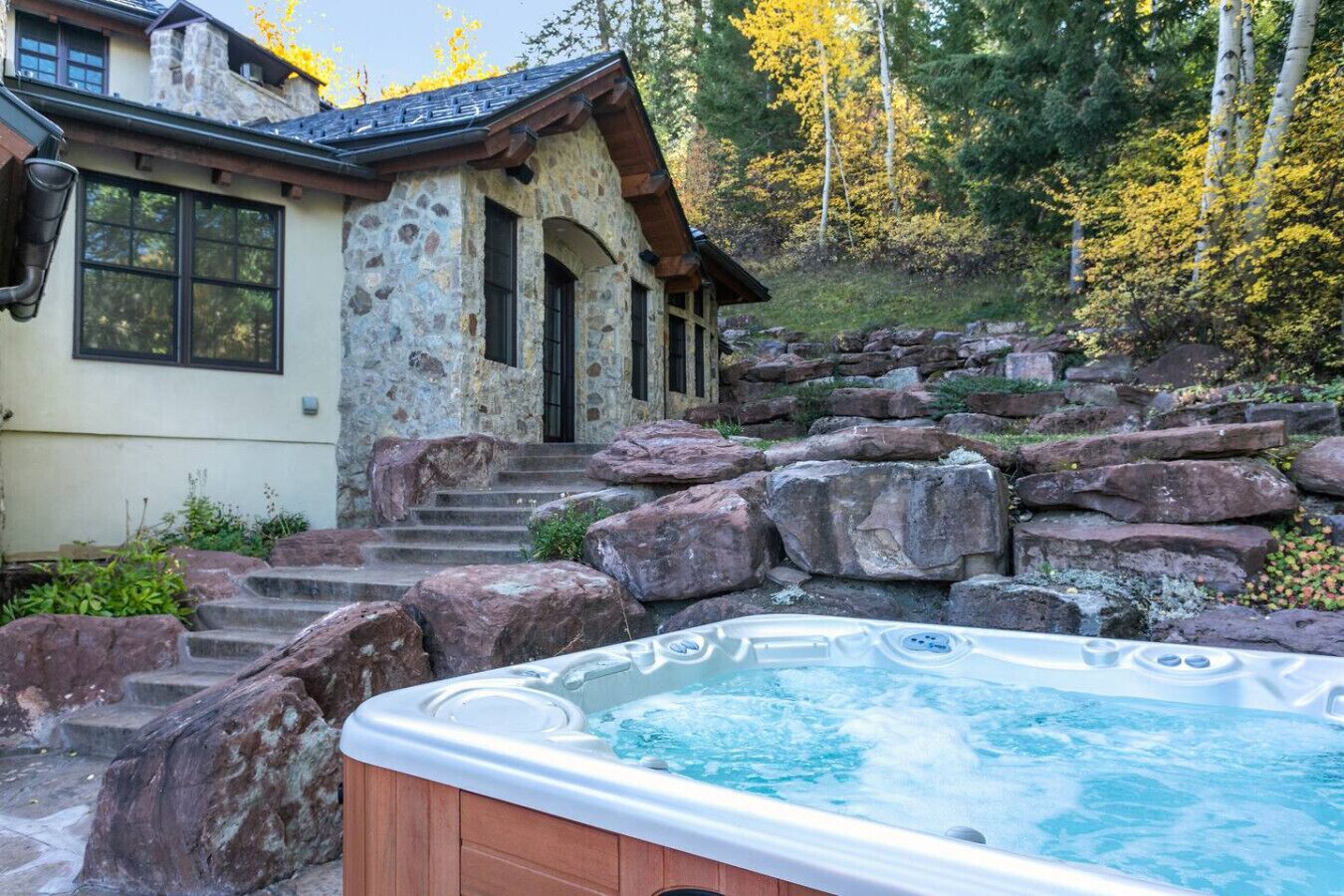 Tina de hidromasaje al aire libre