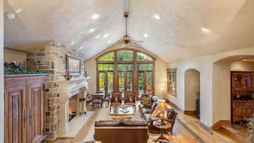 Smart TV, chimenea, videojuegos, reproductor de DVD