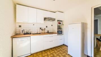 Een koelkast, een microgolfoven, een oven, een vaatwasser