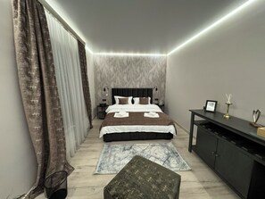 Deluxe Double Room | Soundproofing, iron/ironing board, free WiFi, bed sheets - La Casa EmilioAngi (Yerevan)