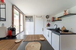 Jääkaappi, mikroaaltouuni, uuni, liesi