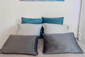 4 bedrooms, iron/ironing board, free WiFi, bed sheets