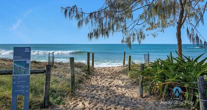 Shearwater Luxury - Luxurious 3BR Korora Retreat with spa bath, Close to Beach