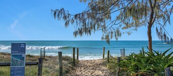 Shearwater Luxury - Luxurious 3BR Korora Retreat with spa bath, Close to Beach