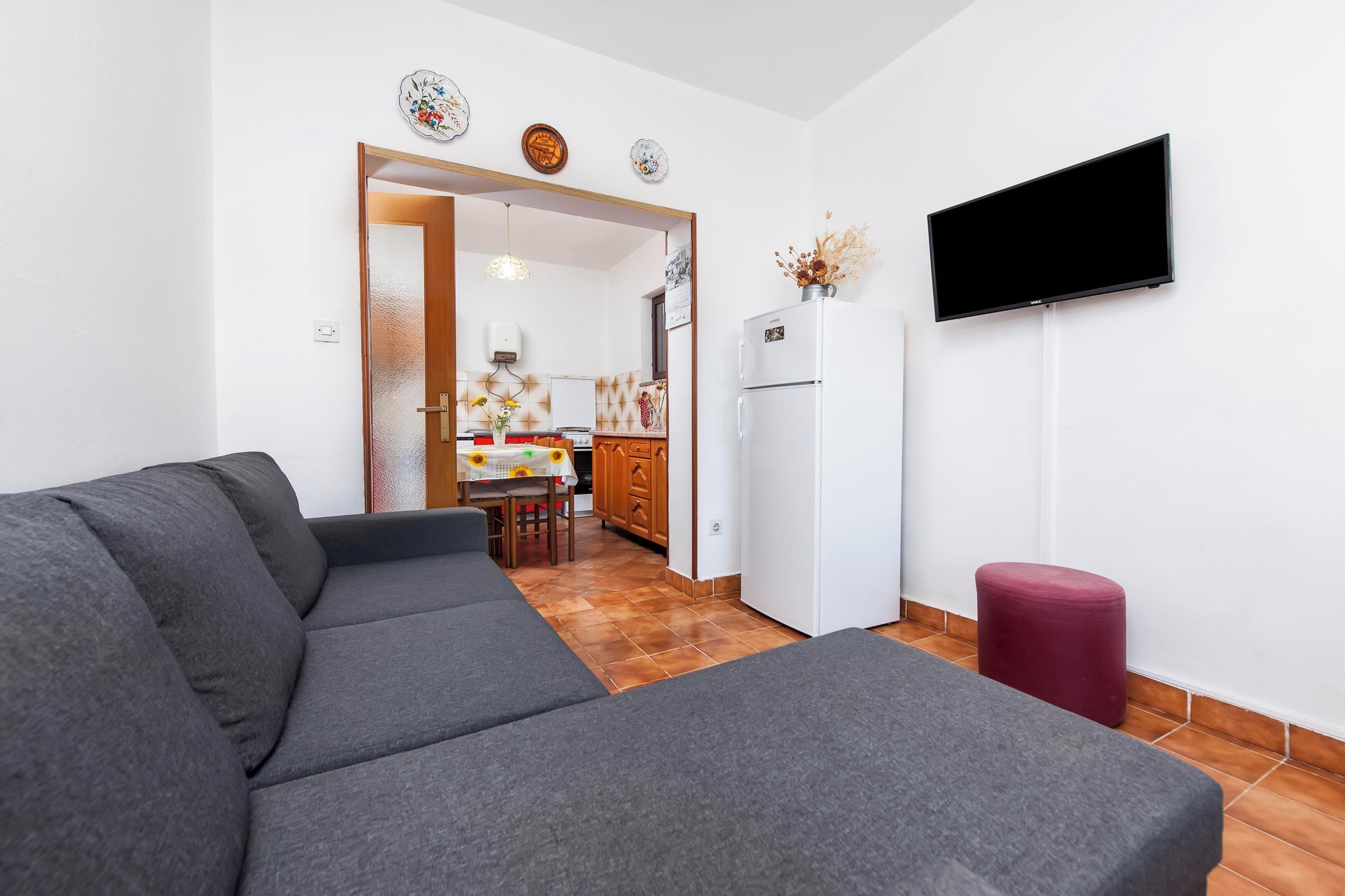 อพาร์ทเมนท์, ระเบียง | บริเวณนั่งเล่น | ทีวีจอแบน 60 ซม. พร้อมช่องดาวเทียม