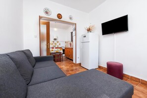 Appartamento, balcone | Area soggiorno | TV a schermo piatto 60 cm con canali satellitari