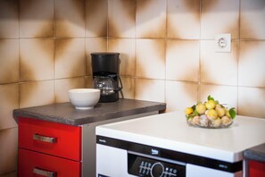 Appartamento, balcone | Cucina privata | Frigorifero, forno, piano cottura, lavastoviglie