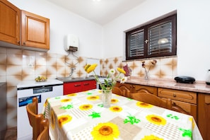 Appartamento, balcone | Cucina privata | Frigorifero, forno, piano cottura, lavastoviglie
