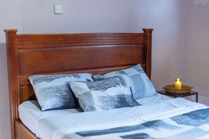 2 bedrooms, desk, free WiFi - Claris Cozy Homes Near US Mall (Kampala)