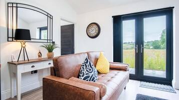 Huoneisto (1 Bedroom) | Oleskelualue | 32–tuumainen äly-TV, jossa kaapelikanavat