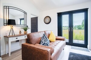 Apartamento (1 Bedroom) | Zona de estar | Smart TV de 32 pulgadas con canales por cable