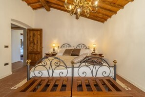 3 habitaciones, tabla de planchar con plancha, wifi y ropa de cama 