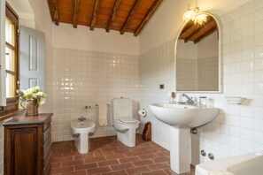 Regadera, secadora de cabello, bidet, toallas 