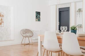 Duplex Deluxe - utsikt mot staden | Vardagsrum | Platt-tv