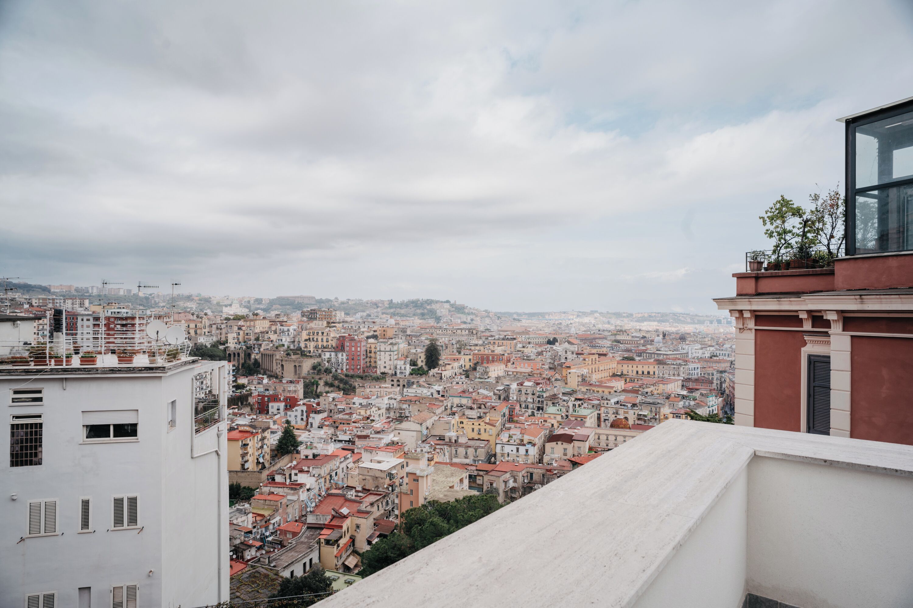 Un paisaje urbano con vistas a edificios y una colina distante.