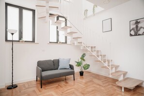 Duplex Deluxe - utsikt mot staden | Vardagsrum | Platt-tv