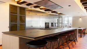 Private kitchen - A LUXURIOUS 550 M² HAVEN WITH 6 BEDROOMS AND 6 BATHROOMS ACROSS FOUR FLOORS (Paris)