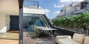 Outdoor dining - A LUXURIOUS 550 M² HAVEN WITH 6 BEDROOMS AND 6 BATHROOMS ACROSS FOUR FLOORS (Paris)