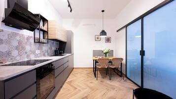 Apartamento | Cozinha privada | Cafeteira/chaleira, geladeira, fogão, cooktop