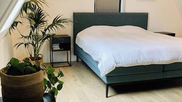 4 slaapkamers, een bureau, een strijkplank/strijkijzer, reisbedje