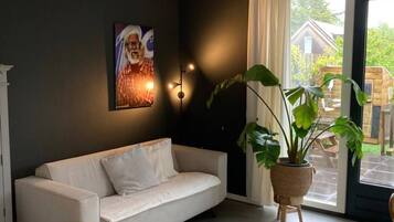 Een televisie, een dvd-speler, boeken en een stereo