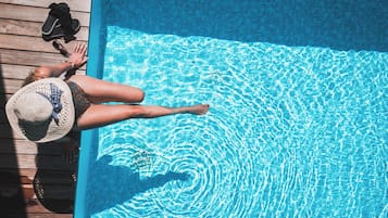 Alberca al aire libre por temporada y sombrillas en la alberca