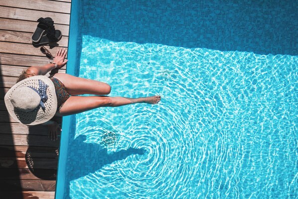 Piscine extérieure (ouverte en saison), parasols de plage