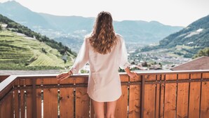A person standing on a balcony overlooking a mountainous landscape. - Hotel am Sonneck (Lagundo)