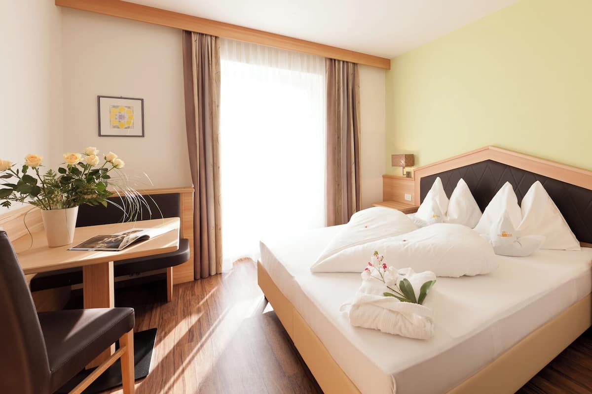 Economy tweepersoonskamer, balkon | Een minibar, een kluis op de kamer, een bureau, verduisterende gordijnen