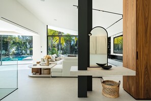 TV, fireplace - Villa Lotus (Marbella)