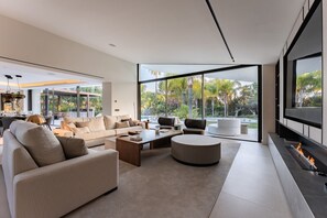 TV, fireplace - Villa Lotus (Marbella)