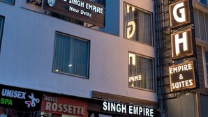 Un hotel llamado "The Singh Empire" con un letrero que indica "Empire & Suites".