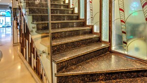 Una escalera moderna con barandillas de vidrio y paneles decorativos de vidrio.