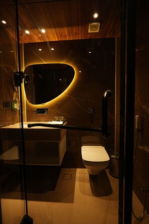 Suite estudio familiar, vistas a la ciudad | Baño | Ducha, artículos de higiene personal gratuitos y secador de pelo