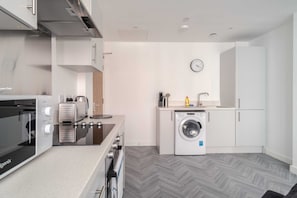 Fridge, microwave, oven, stovetop - Central Preston Modern 1 Bedroom Apartment (Preston)